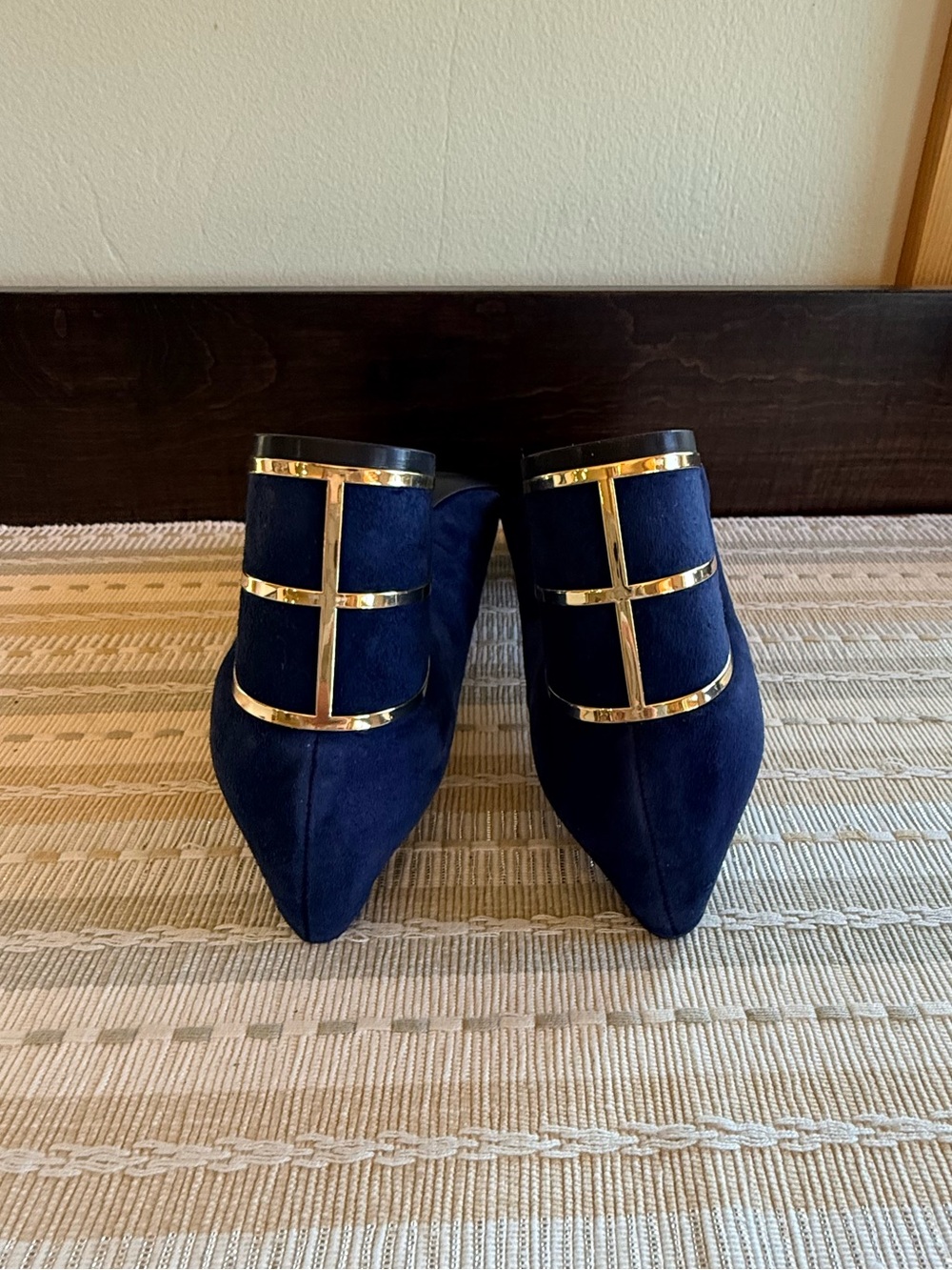 🔥NIB🔥GORGEOUS‼️ Steve Madden Buena Navy Suede Block Heel Pumps w/Gold Trim- 7.5M - Picture 3 of 11